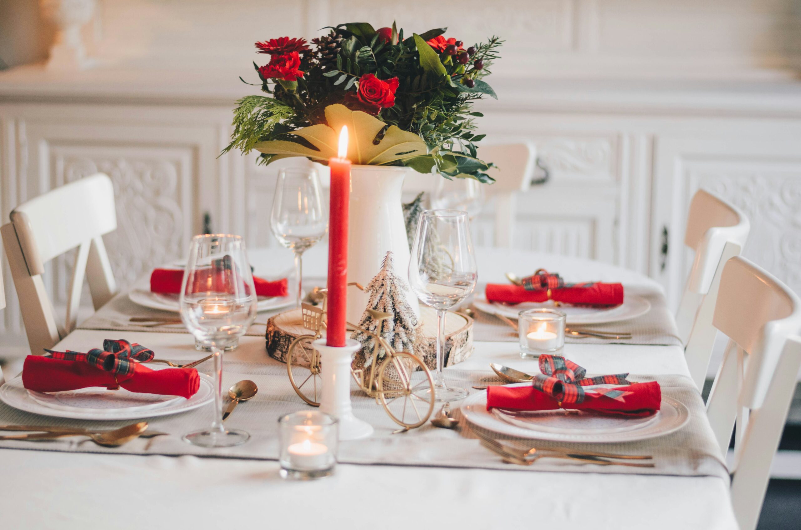 Christmas wedding table with crackers